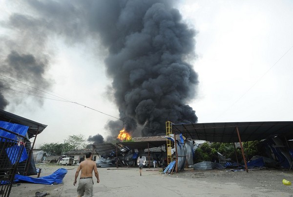 Число жертв взрыва на китайском заводе в Нанкине  превышает 100 человек. Фоторепортаж