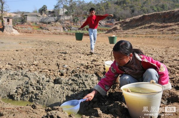 Из-за засухи дети пьют грязную воду, которую можно найти с большим трудом. Провинция Юньнань. Фото с epochtimes.com