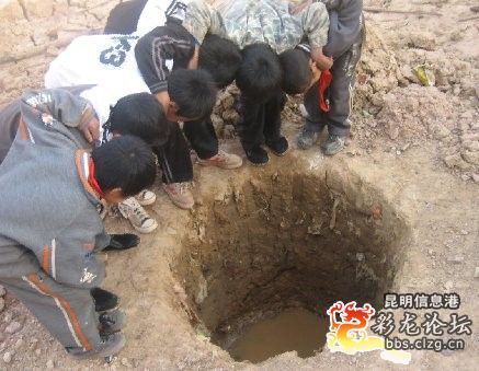 Из-за засухи дети пьют грязную воду, которую можно найти с большим трудом. Провинция Юньнань. Фото с epochtimes.com