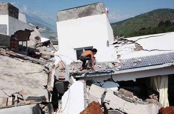 Горный обвал разрушил десятки домов в Центральном Китае. Фоторепортаж