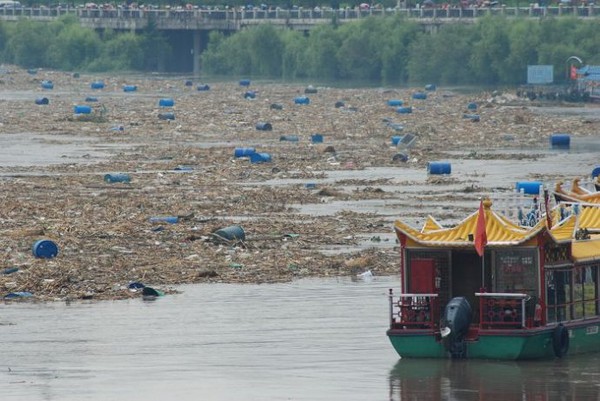 Бочки с ядохимикатами плывут по Сунгари на северо-востоке Китая. Фоторепортаж