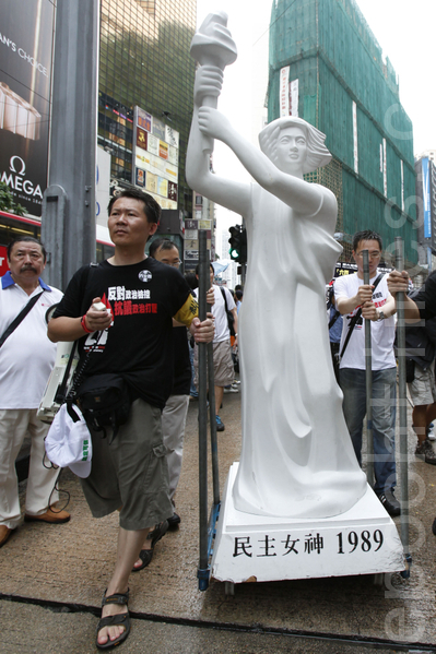 Крупное шествие прошло в Гонконге, посвященное памяти убитых солдатами КНР студентов. Фоторепортаж
