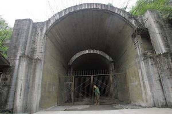 Китай. Туристы посещают подземный ядерный завод 816. Фоторепортаж