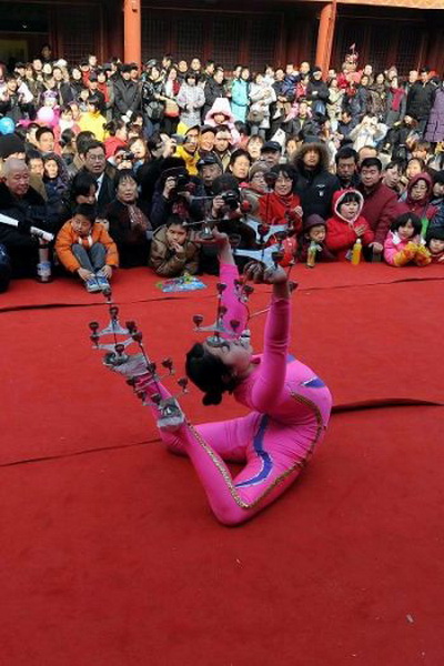 В Китае народные артисты на ярмарках храма изумляют и восхищают зрителей. Фотообзор