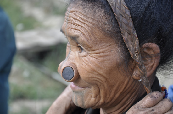 Женщины племени апатани