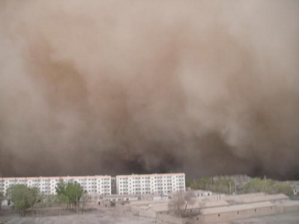 Мощная песчаная буря обрушилась на запад Китая