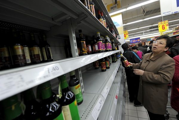 Полки магазинов опустошаются, особый спрос на соль, соевую приправу с содержанием йода и морепродукты. Фото: AFP/ Getty Images