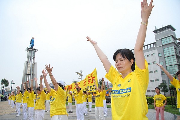 Коллективное выполнение упражнений. Празднование Дня Фалунь Дафа в Тайване. 2010 год Фото: The Epoch Times