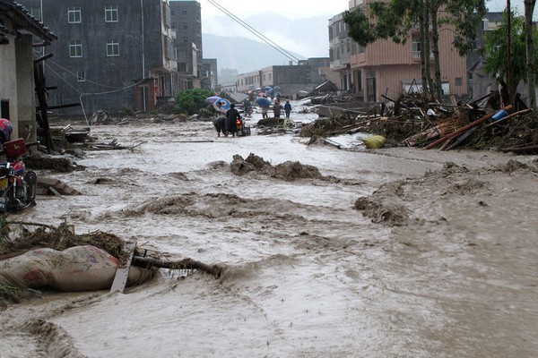 Тайфун «Фанаби» продолжает уносить жизни в Китае