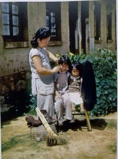 Женщина с детьми в городе Куньмин