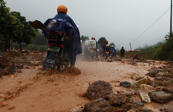 Тайфун «Фанаби» продолжает уносить жизни в Китае