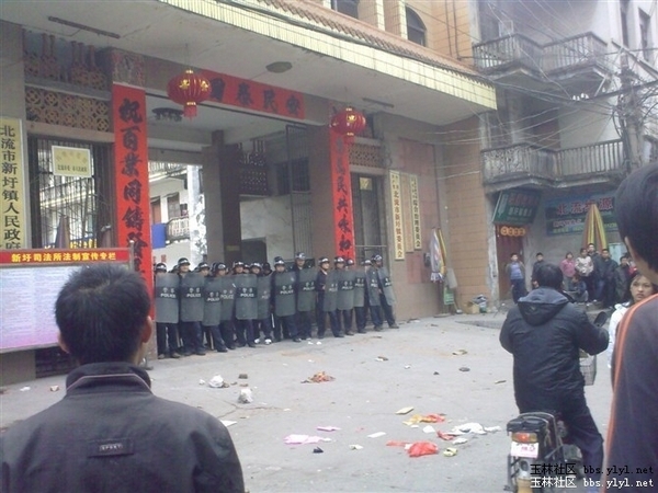 Полиция подавила протест крестьян на юге Китая. Есть пострадавшие
