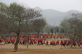 Ученики школы ушу на тренировке возле храма Шаолинь. Фото: Cancan Chu/Getty Images
