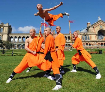 Монахи Шаолиня дают показательные выступления ушу в Лондоне. Фото: Leon Neal/AFP/Getty Images