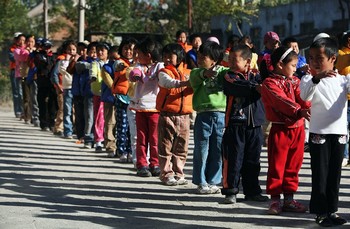 Китайские дети страдают от чрезмерной опеки своих родителей. Фото: Andrew Wong/Getty Images