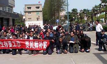 Уволенные учителя в Китае на коленях просят встречи с чиновниками. Фото