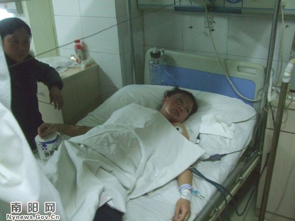 После взрыва воздушного шара, новобрачных с ожогами доставили в больницу. 31 декабря 2009 год. Провинция Хэнань. Фото: news.nynews.gov.cn
