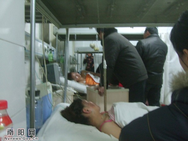 После взрыва воздушного шара, новобрачных с ожогами доставили в больницу. 31 декабря 2009 год. Провинция Хэнань. Фото: news.nynews.gov.cn