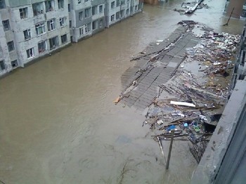 Аномальная жара и наводнения продолжают уносить жизни в Китае.Видео