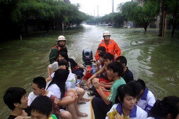 Наводнение на юге Китая. Город Лайбин Гуанси-Чжуанского автономного района. Июль 2010 год. Фото с epochtimes.com