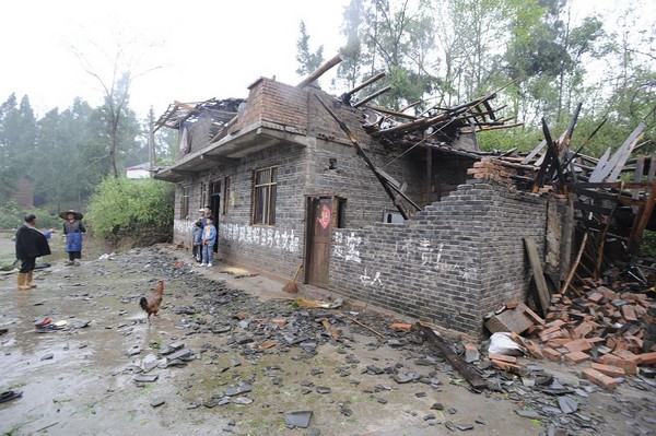 В Китае прошел мощный торнадо. Есть погибшие и раненые. Фото