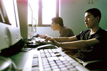 Китайские власти устанавливают слежку за интернет-клубами. Фото: Getty Images