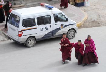 Китайская компартия не намерена ослаблять свою политику жёсткого контроля в отношении тибетцев. Фото: AFP