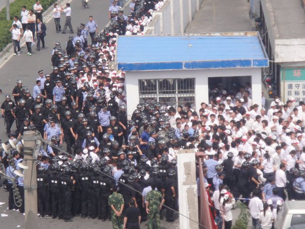 Китайские власти запретили СМИ сообщать о забастовках рабочих