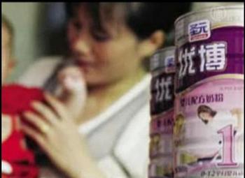 Китайские молочные смеси могут вызывать раннее половое созревание у младенцев. Фото с epochtimes.com
