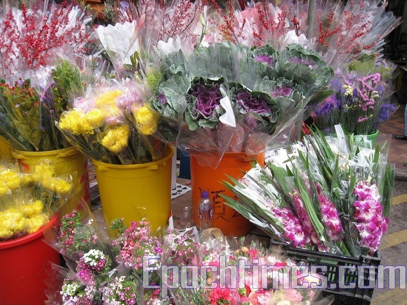 Гонконгцы спешат купить новогодние цветы. Фотообзор