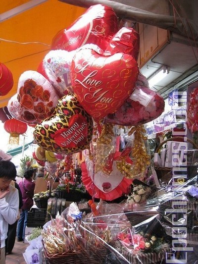 Гонконгцы спешат купить новогодние цветы. Фотообзор