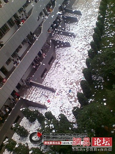 В Китае закончились экзамены, из окон летят разорванные учебники и тетради. Фоторепортаж