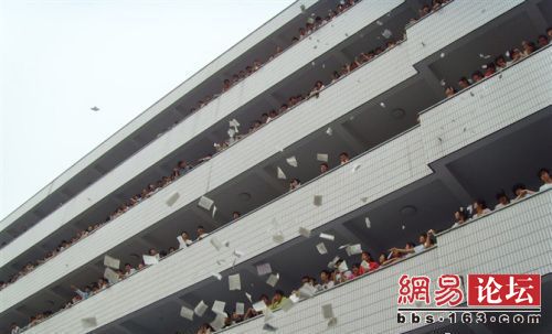 В Китае закончились экзамены, из окон летят разорванные учебники и тетради. Фоторепортаж