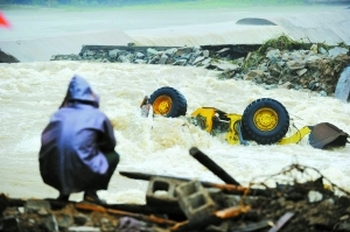 Наводнения и тайфун грозят Китаю крупной трагедией