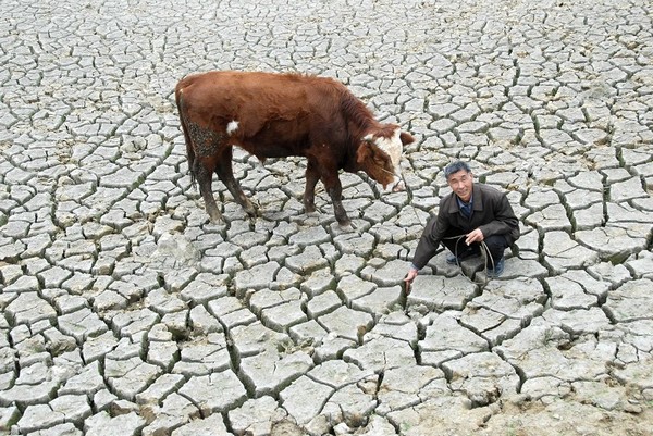 В Китае уезде Кайян провинции Гуйчжоу высох последний источник воды – водоём Вэнцин. 14 марта 2010 год. Фото с epochtimes.com