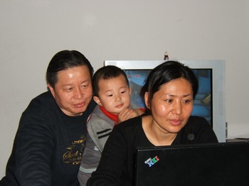 Адвокат Гао Чжишен со своей семьёй. Фото: The Epoch Times