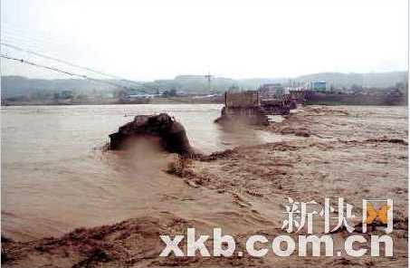 На юго-западе Китая за один день вода смыла более 10 мостов