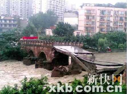 На юго-западе Китая за один день вода смыла более 10 мостов