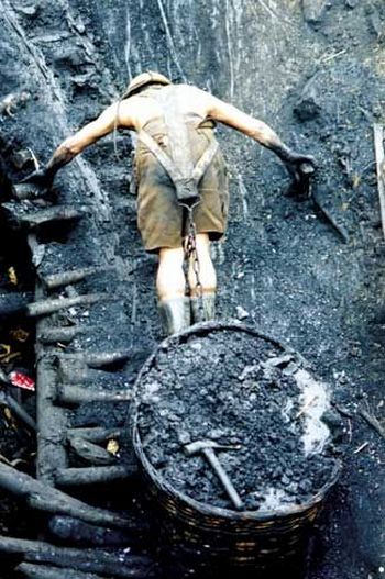 Китай. Безудержное стремление китайских  угольнодобывающих  компаний к сверхприбылям приводит к многочисленным жертвам рабочих в шахтах. 