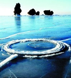 Необычные вращающиеся круги на воде появились в Китае