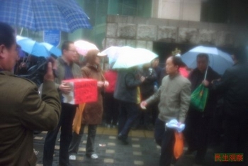 В Китае полиция подавила тысячную акцию протеста бывших банковских работников