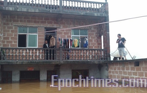 Люди ожидают спасения. Провинция Цзянси. Фото с epochtimes.com