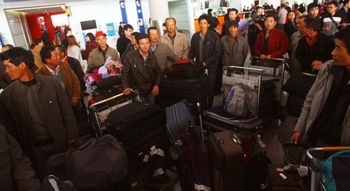 Более 35 тысяч китайцев покинули Ливию в связи с гражданской войной. Фото: STR/AFP/Getty Images