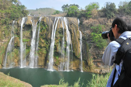 Водопад Хуангошу в городе Аньшунь провинции Гуйчжоу после засухи. В нём осталась одна четвёртая прошлого объёма воды. Фото с epochtimes.com