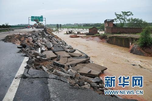 Наводнения обнажили низкое качество дорог в Китае. Фоторепортаж