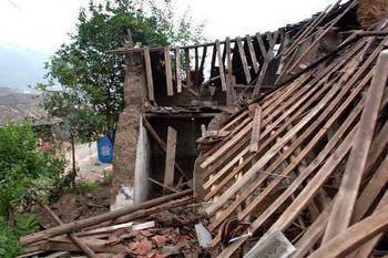 Землетрясение в Китае разрушило и повредило десятки тысяч домов