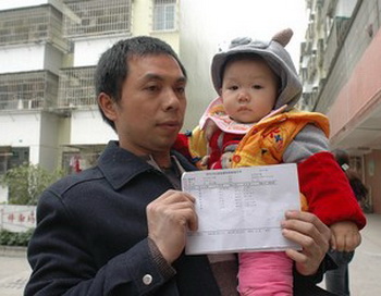 Мужчина держит медицинское заключение, в котором говорится, что у его ребёнка в крови повышенное содержание свинца. Фото с epochtimes.com