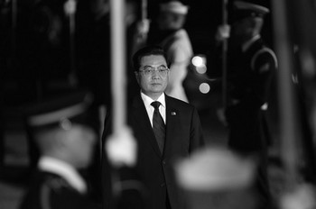 Лидер компартии Ху Цзиньтао пытается усилить свою власть, создавая многочисленные партийные организации. Фото: Getty Images