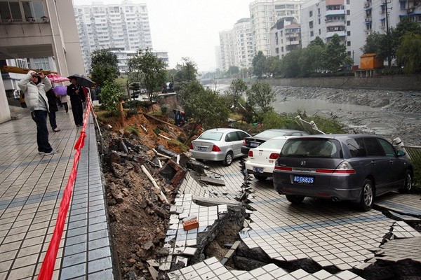 В Восточном Китае обвалился участок дороги с восемью автомобилями. Фото