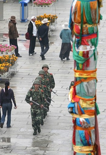 Китайские солдаты с боевым оружием наготове – частое явление в Лхасе. Тибет. Фото: China Photos/Getty Images